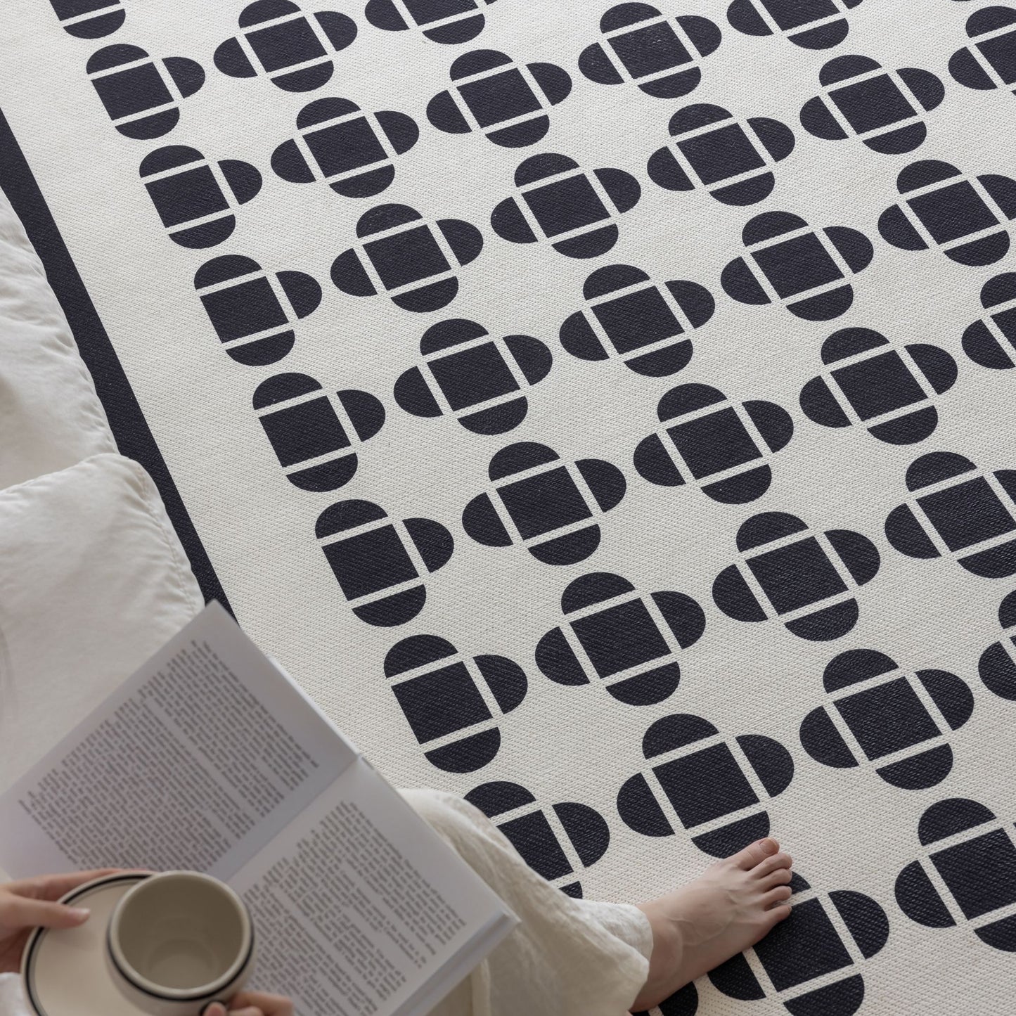 Octave washable rug black
