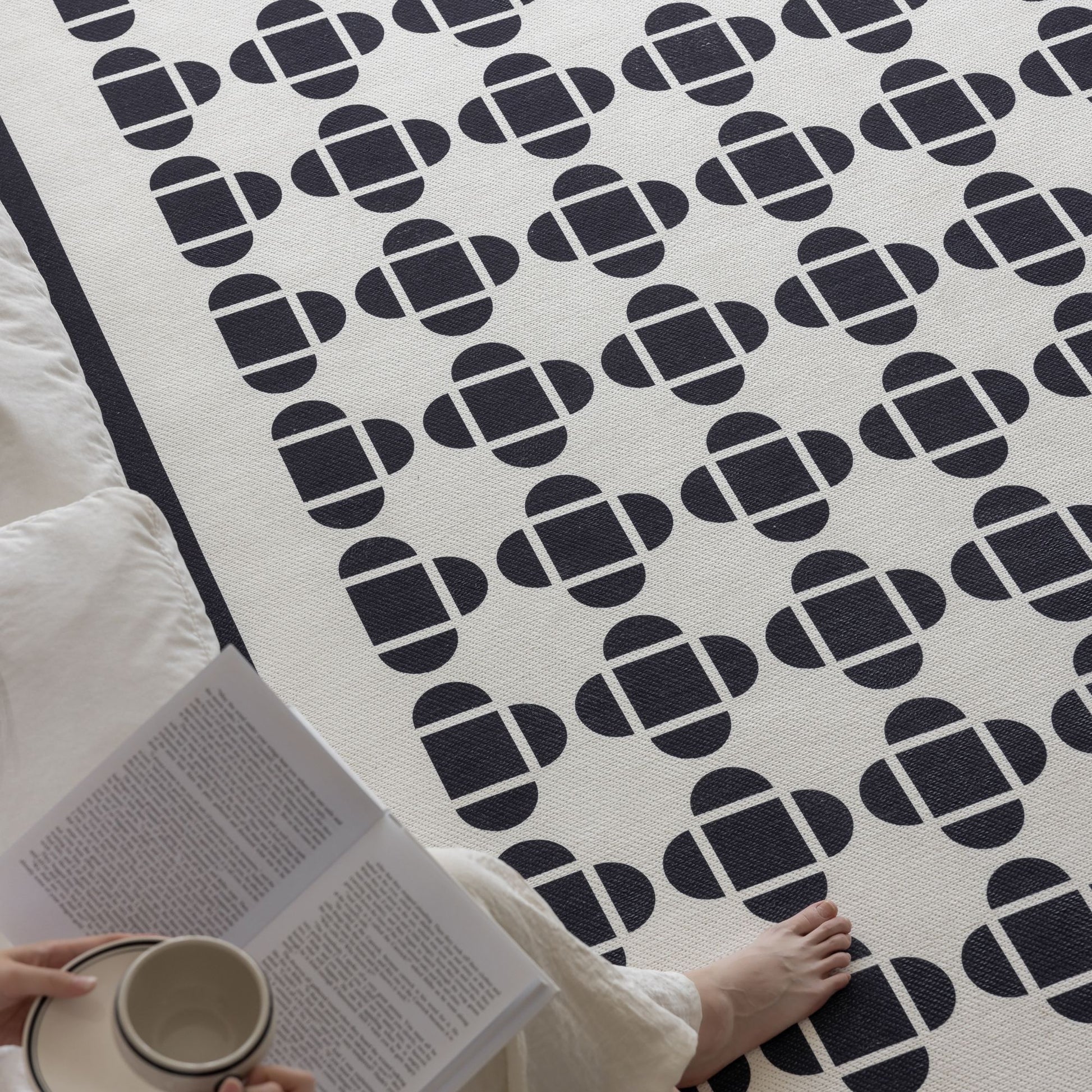 Octave washable rug black