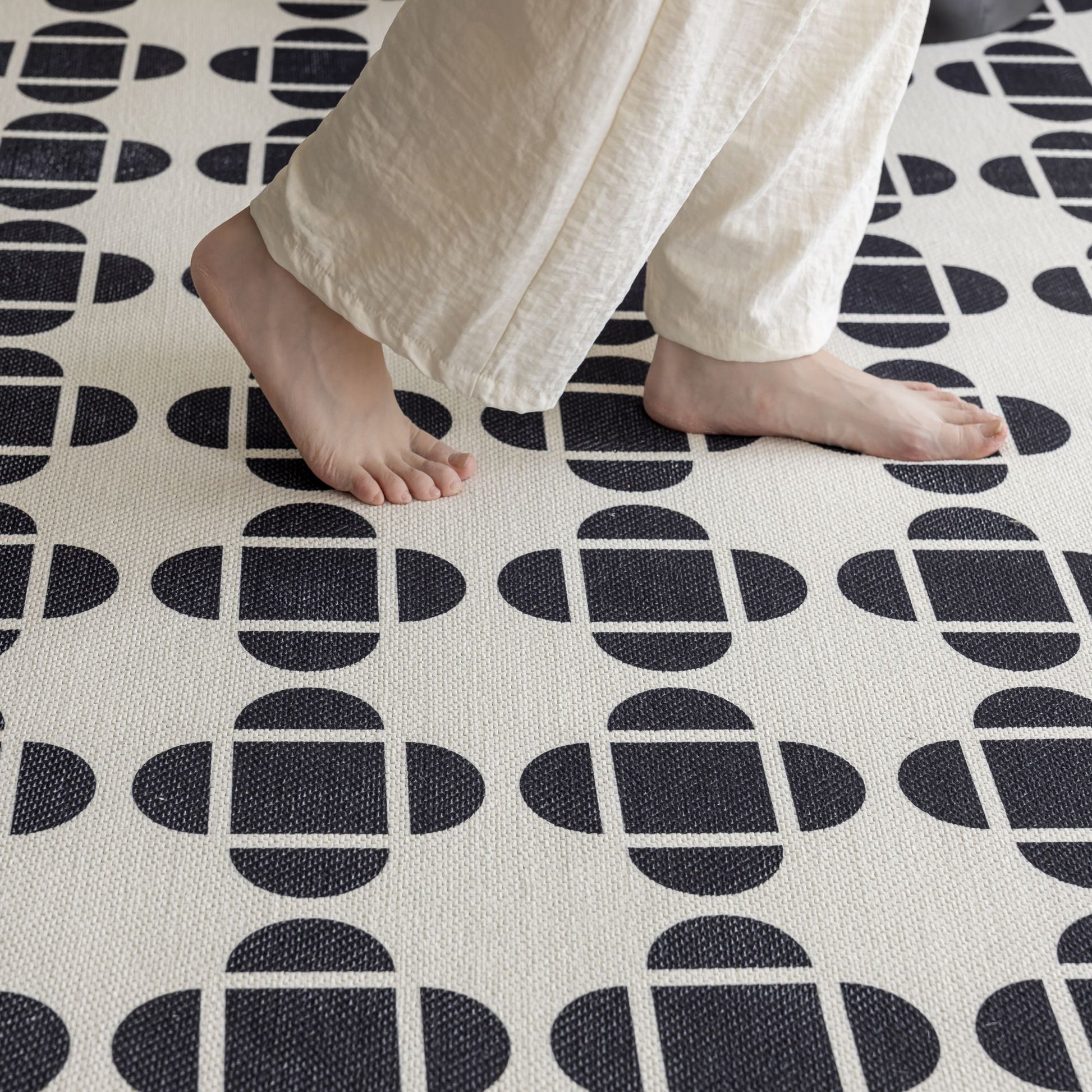 Octave washable rug black