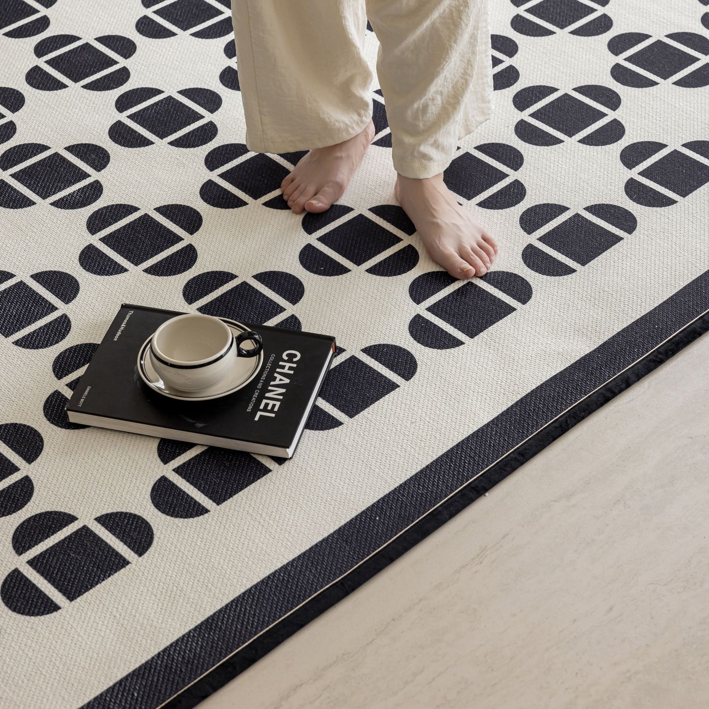 Octave washable rug black