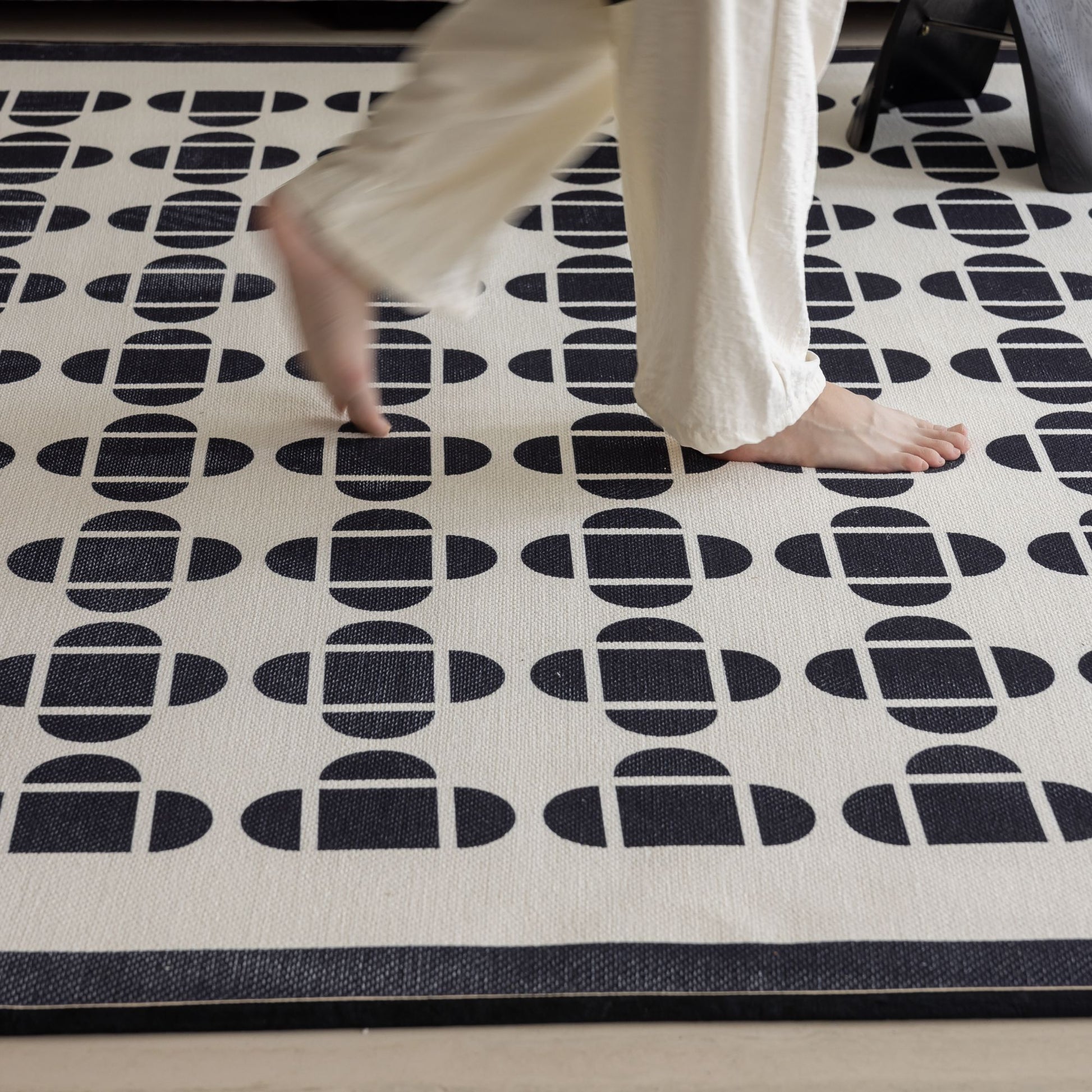 Octave washable rug black