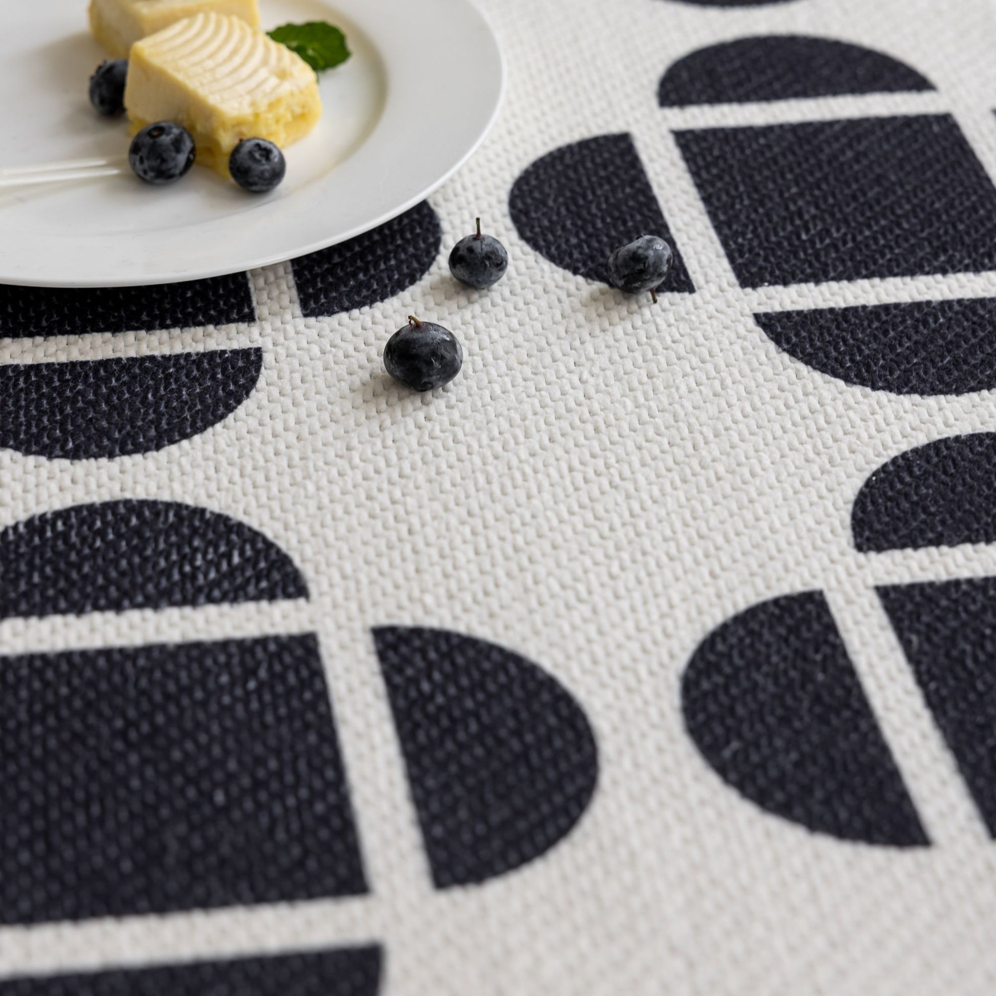 Octave washable rug black
