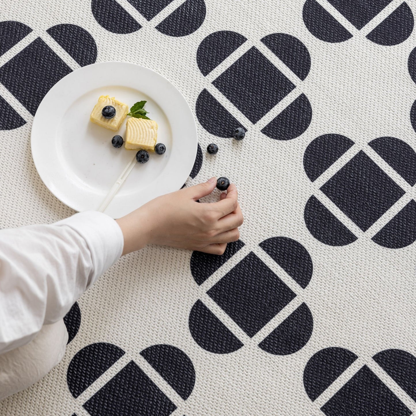 Octave washable rug black