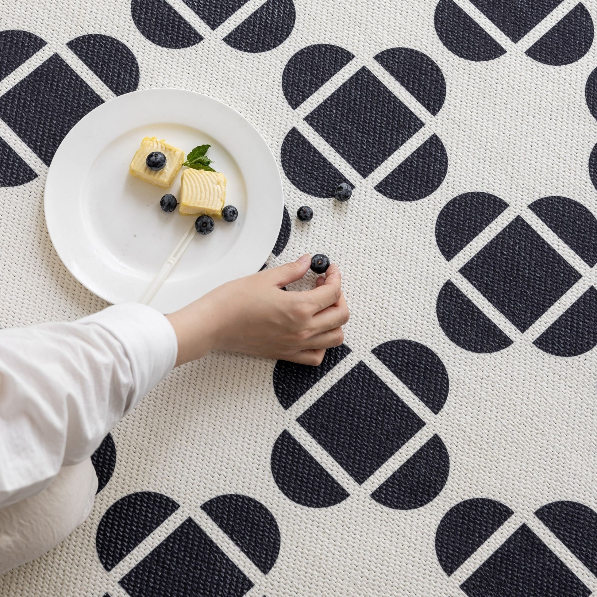 Octave washable rug black