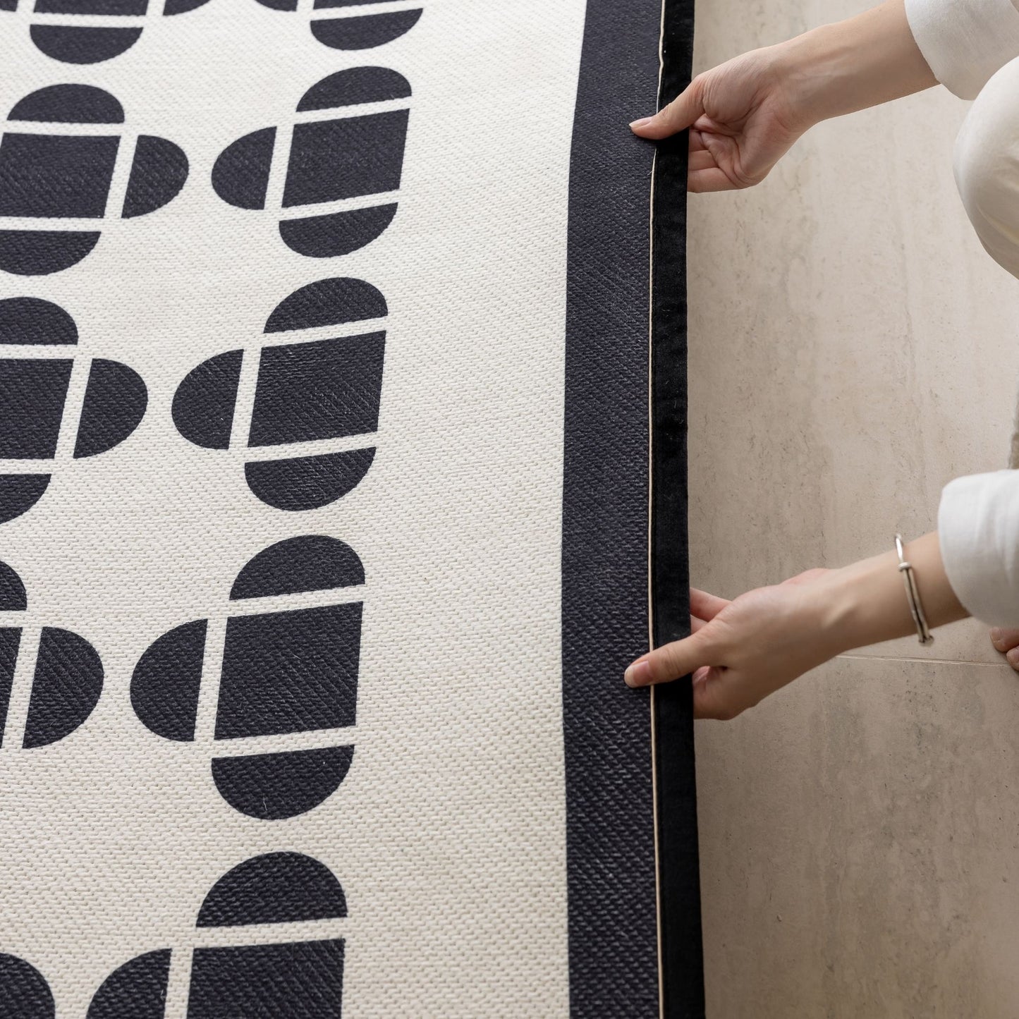 Octave washable rug black