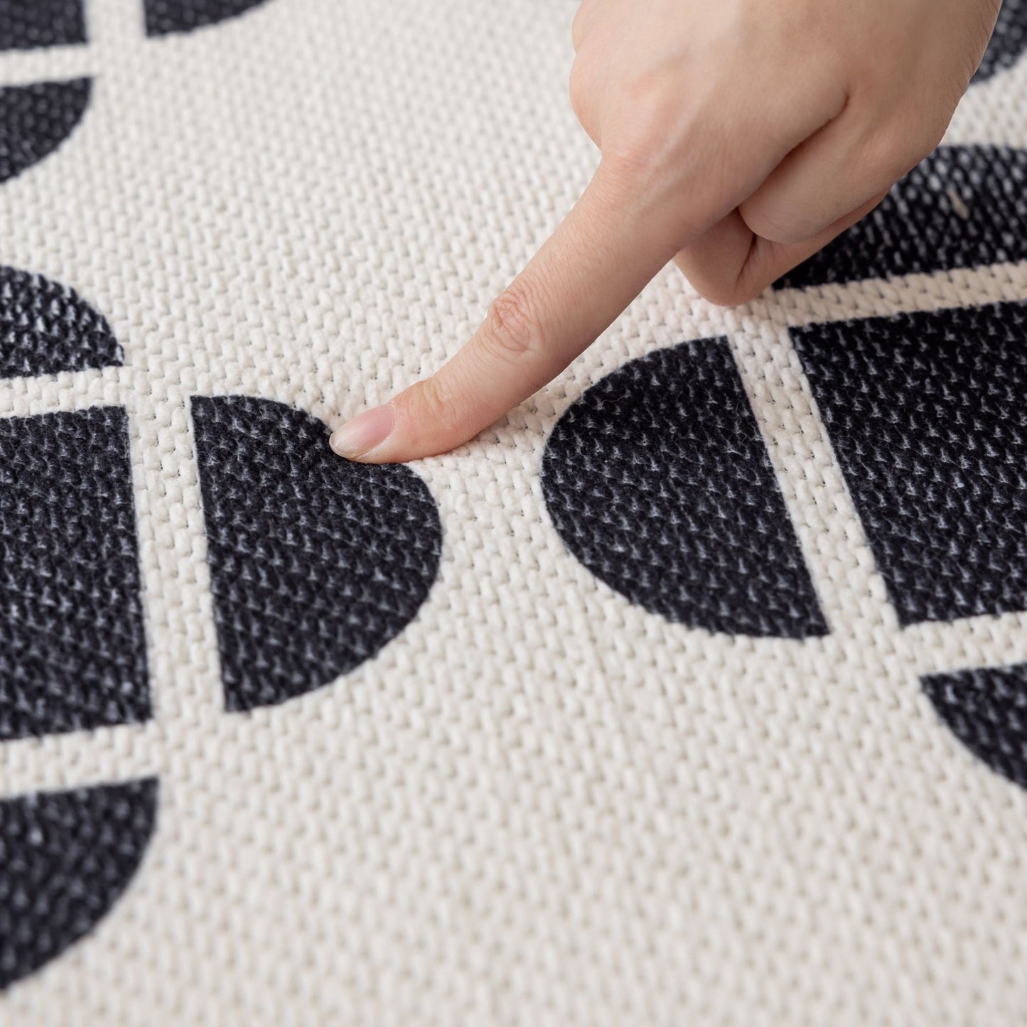 Octave washable rug black