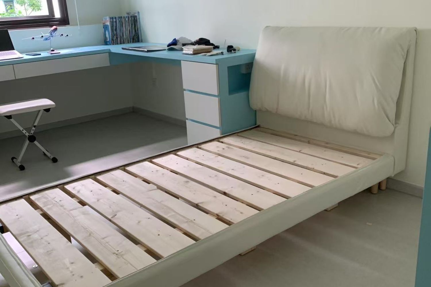 Comfy single size white faux leather bed frame Ma Jing | Aug 25