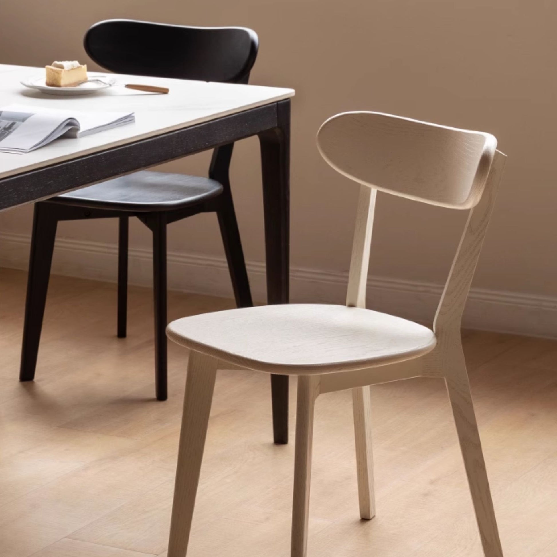 Tank oak wood chair in white finish