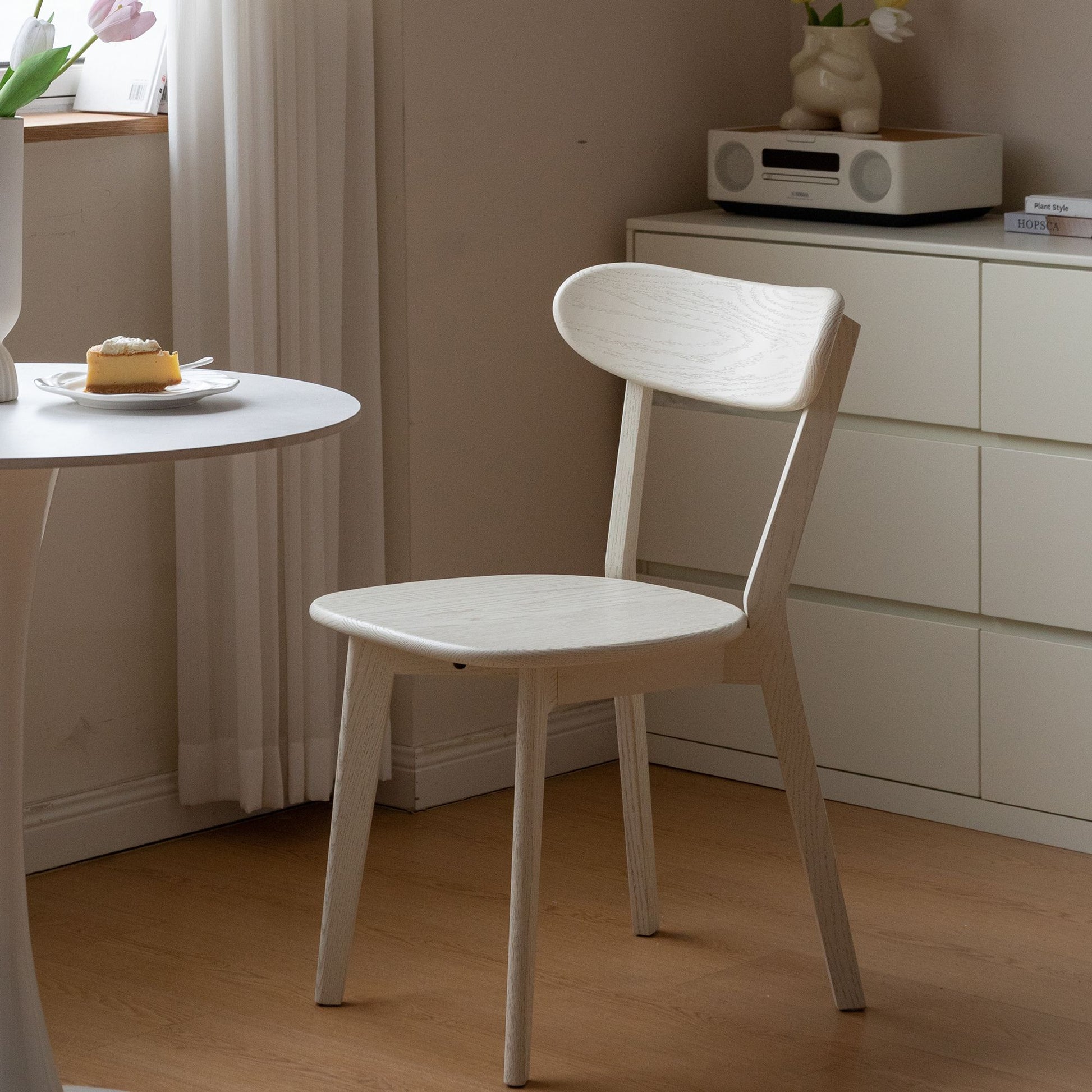 Tank oak wood chair in white finish