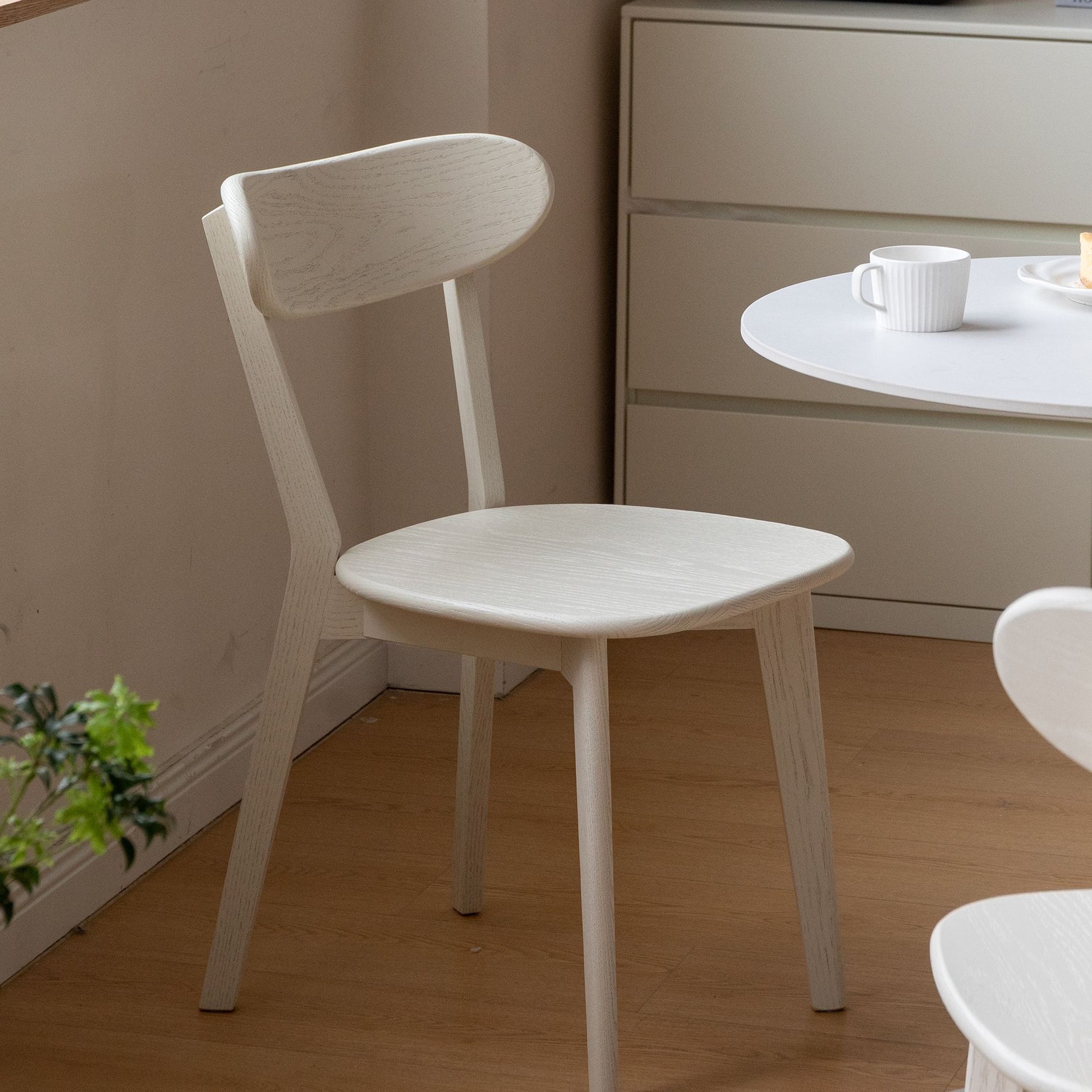 Tank oak wood chair in white finish