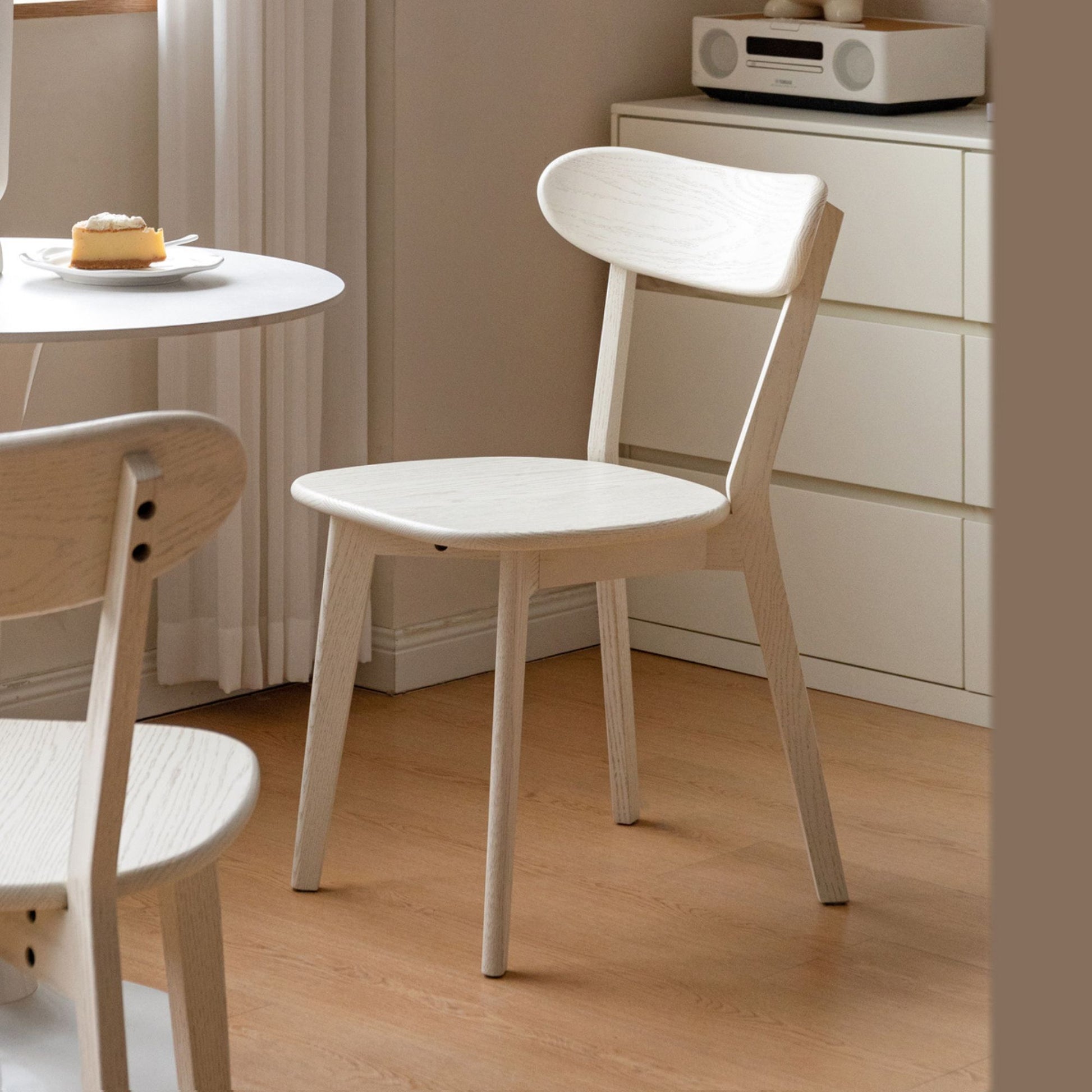 Tank oak wood chair in white finish