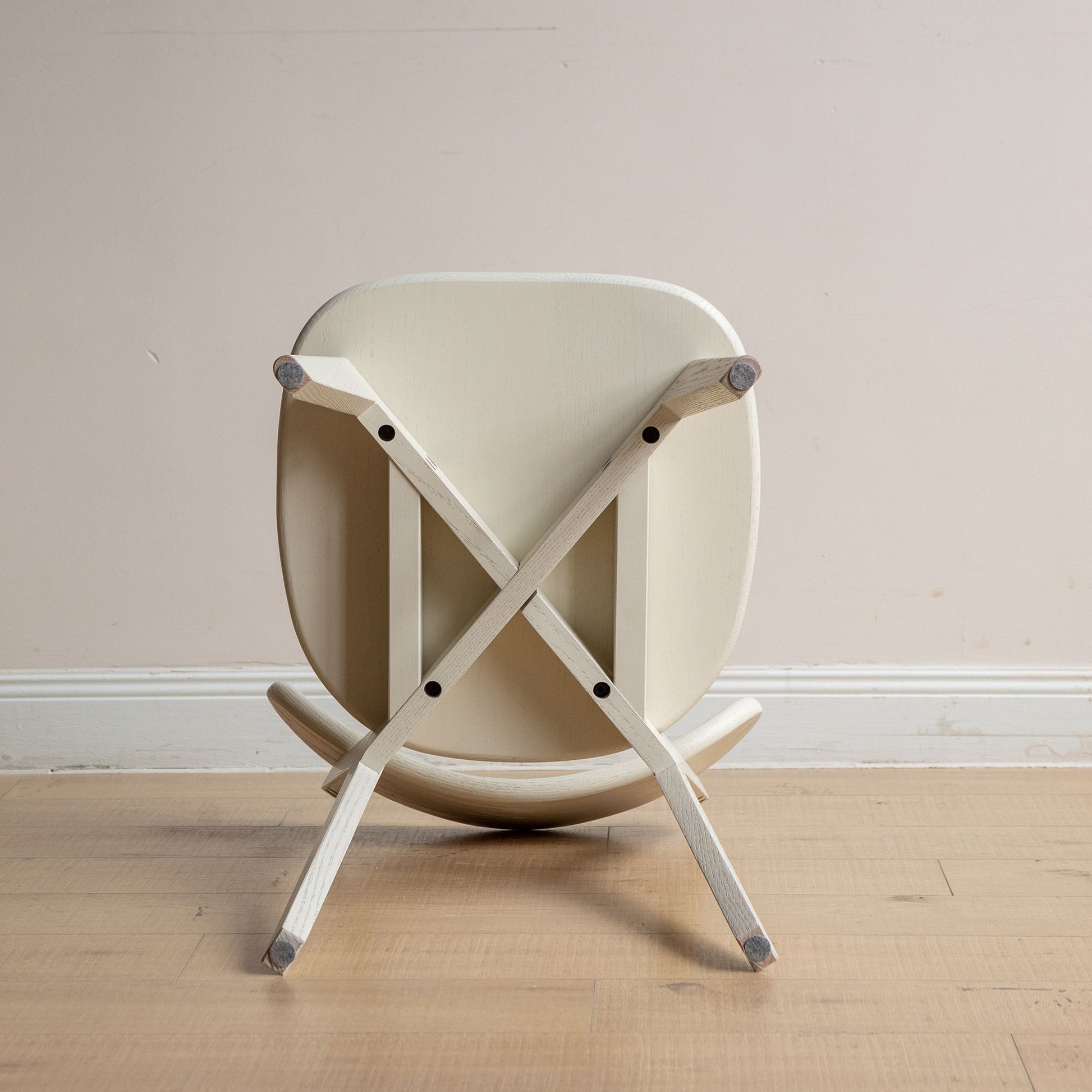 Tank oak wood chair in white finish