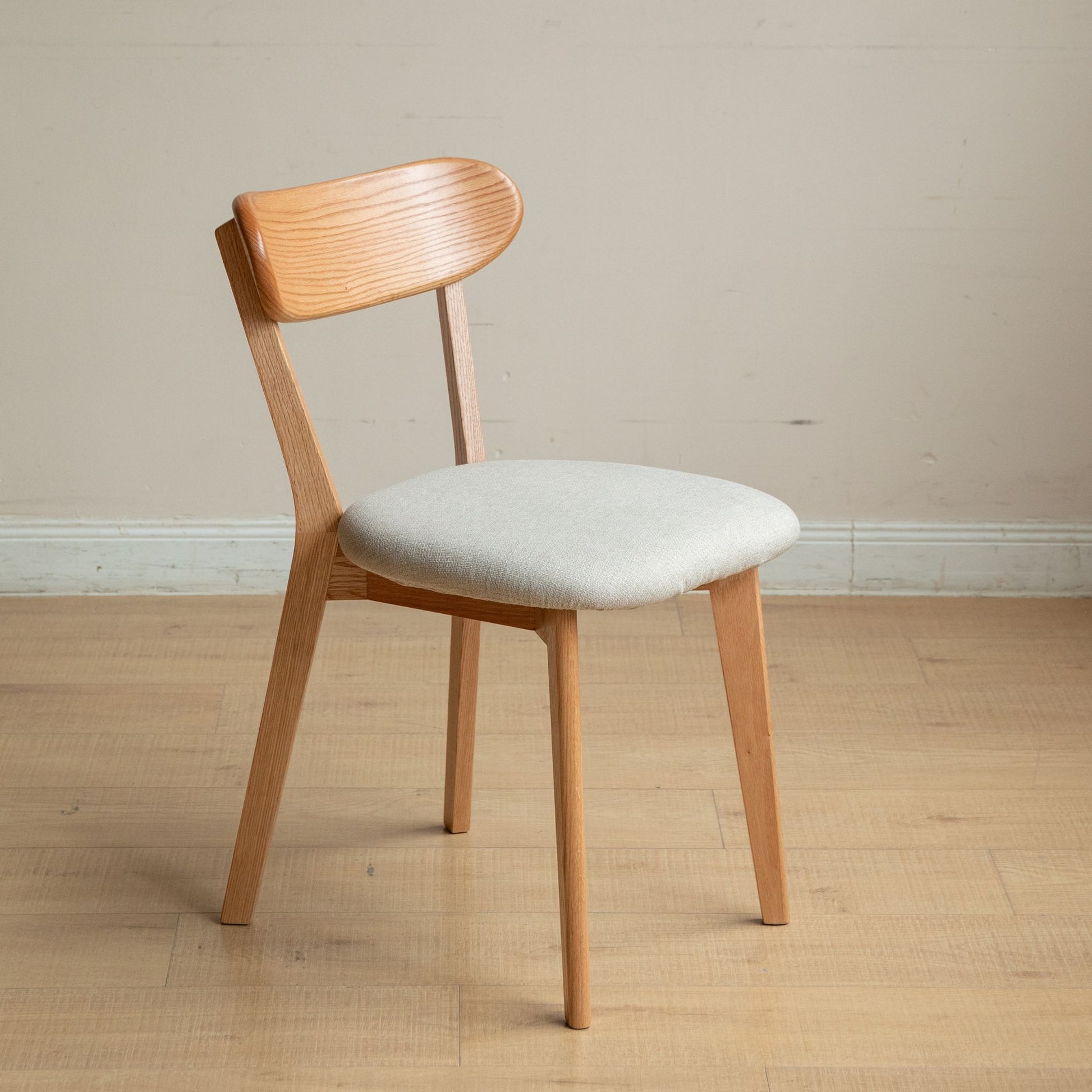 Tank oak wood fabric chair with natural wood finish and white fabric