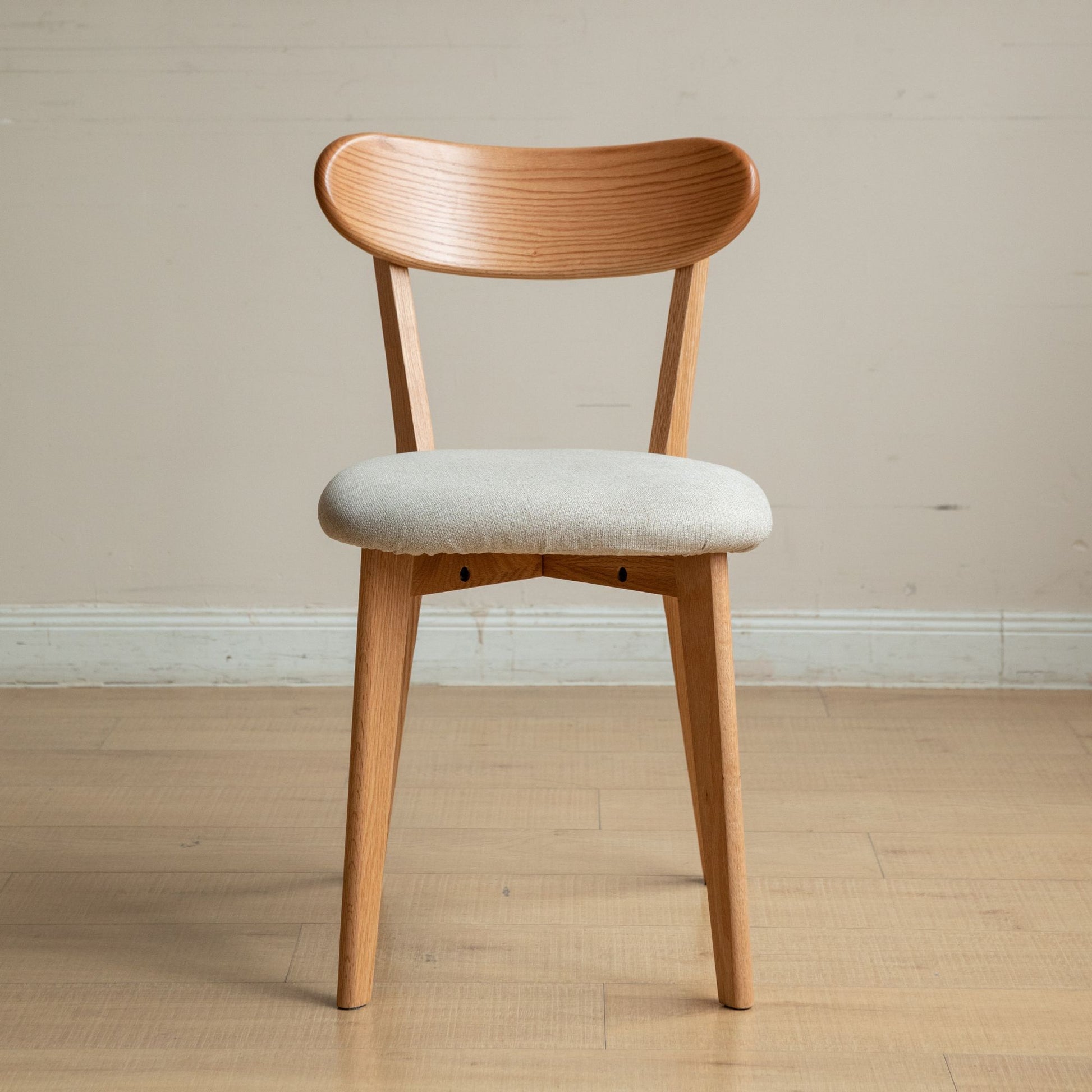 Tank oak wood fabric chair with natural wood finish and white fabric