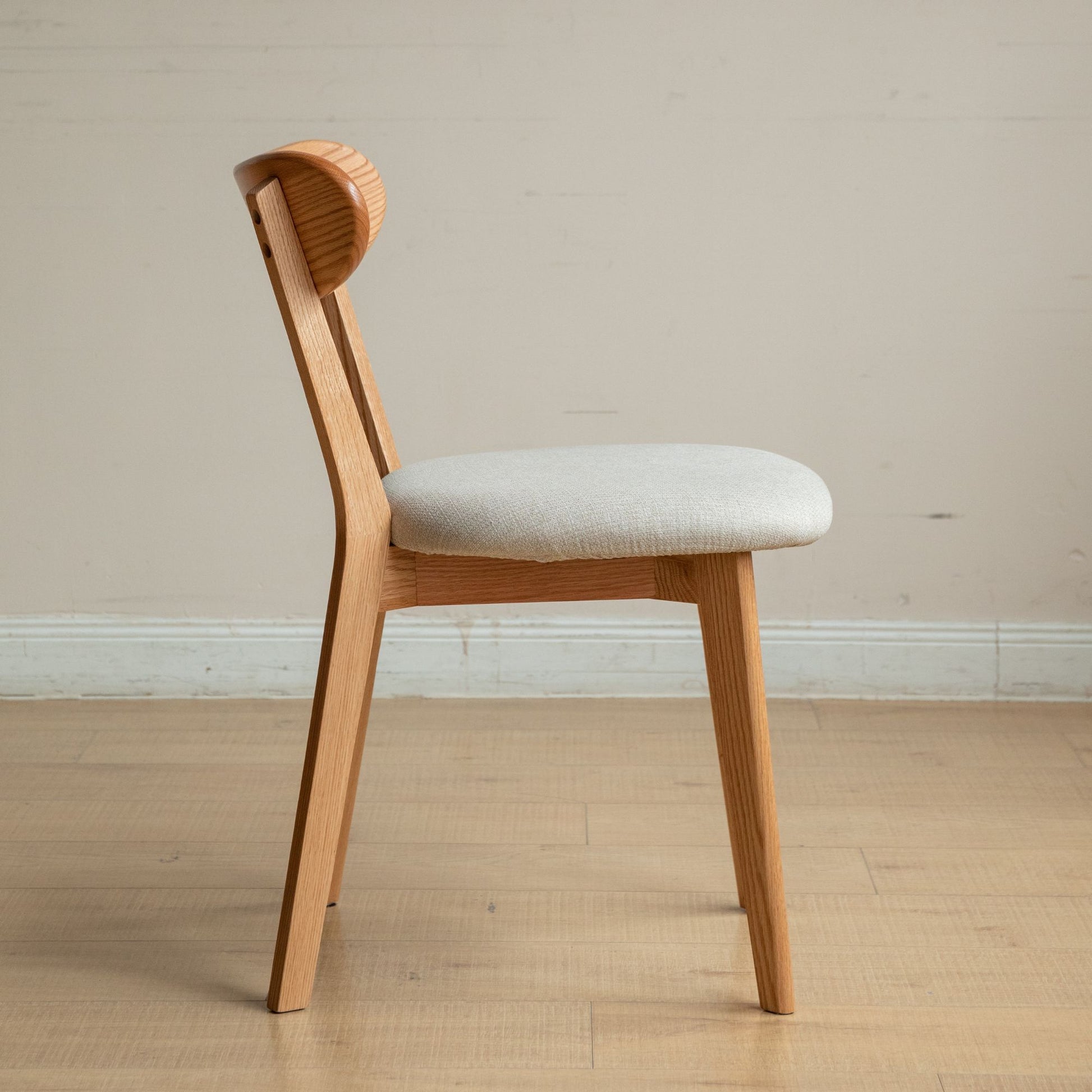 Tank oak wood fabric chair with natural wood finish and white fabric