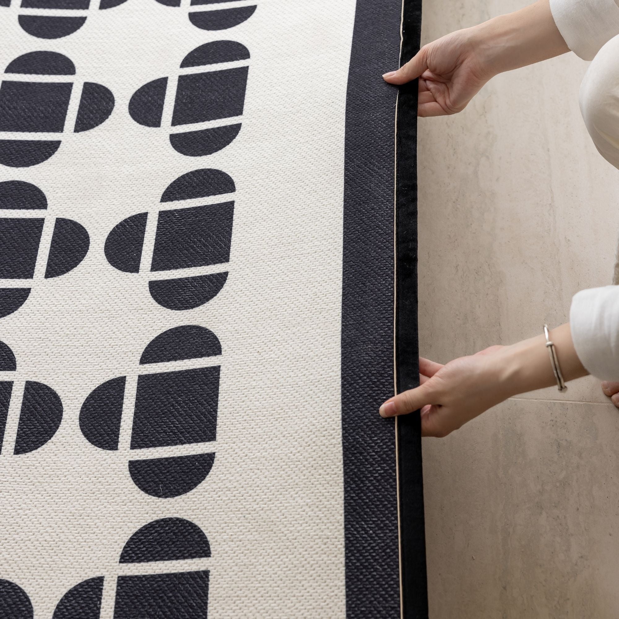 Octave washable rug black