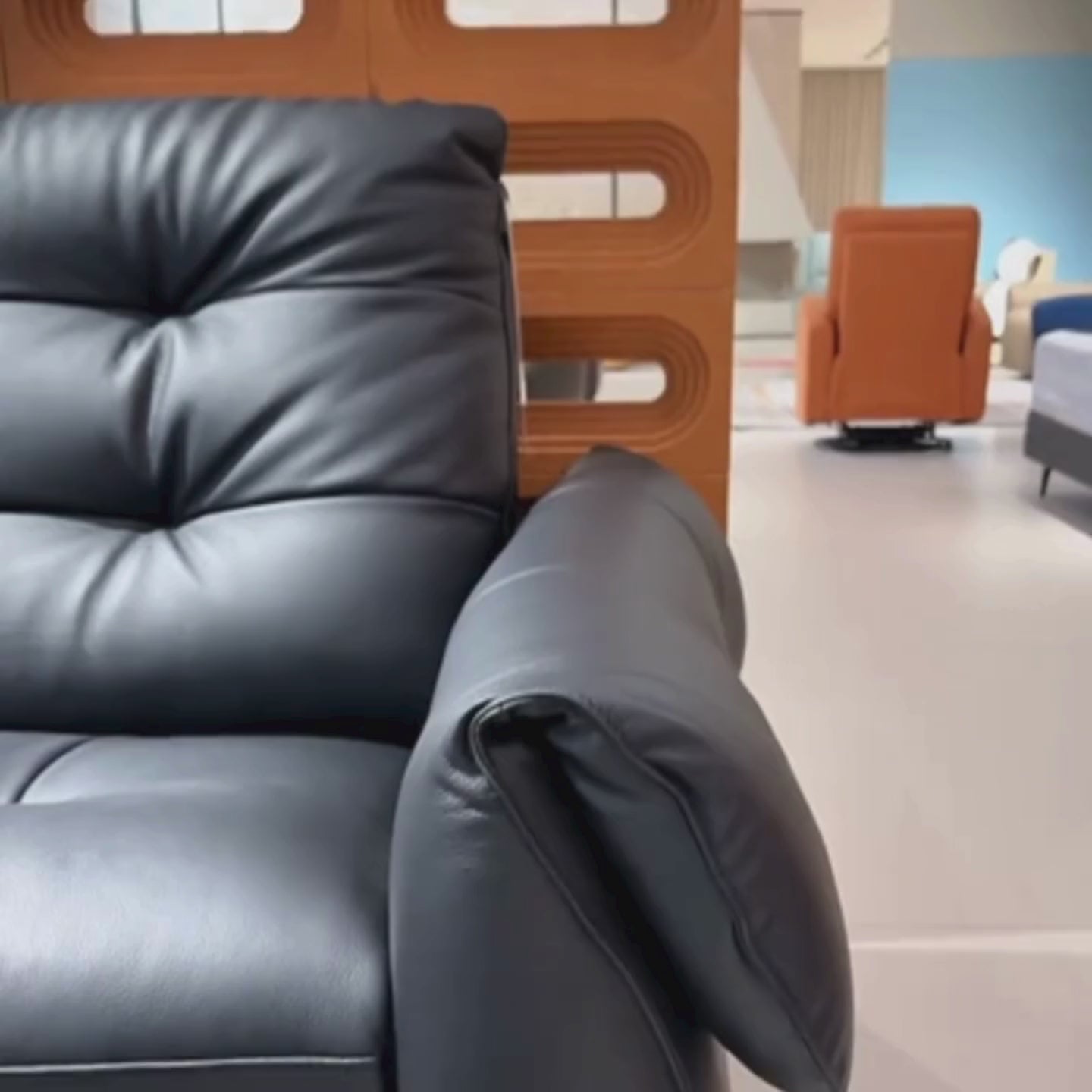Demonstration of Cruise sofa, close up, control panel and seat comfort video