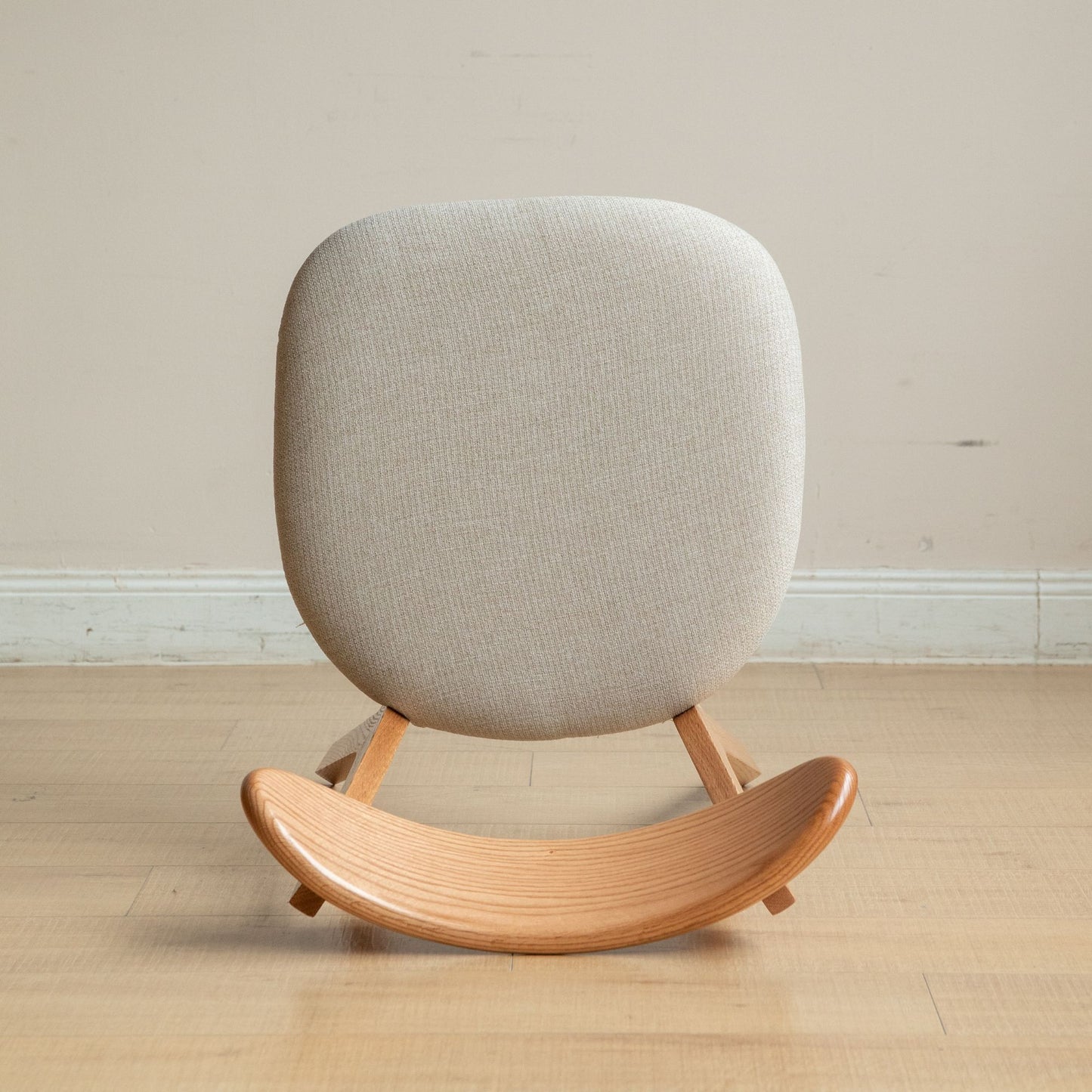 Tank oak wood fabric chair with natural wood finish and white fabric